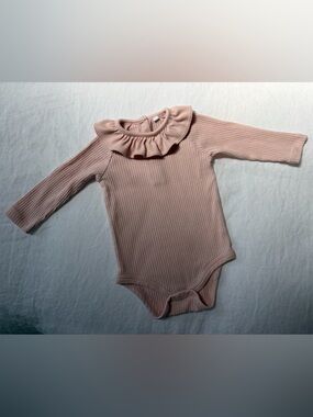 LIKE NEW Baby MORI Ribbed Baby Onesie with Ruffle Collar - Ribbed Blush